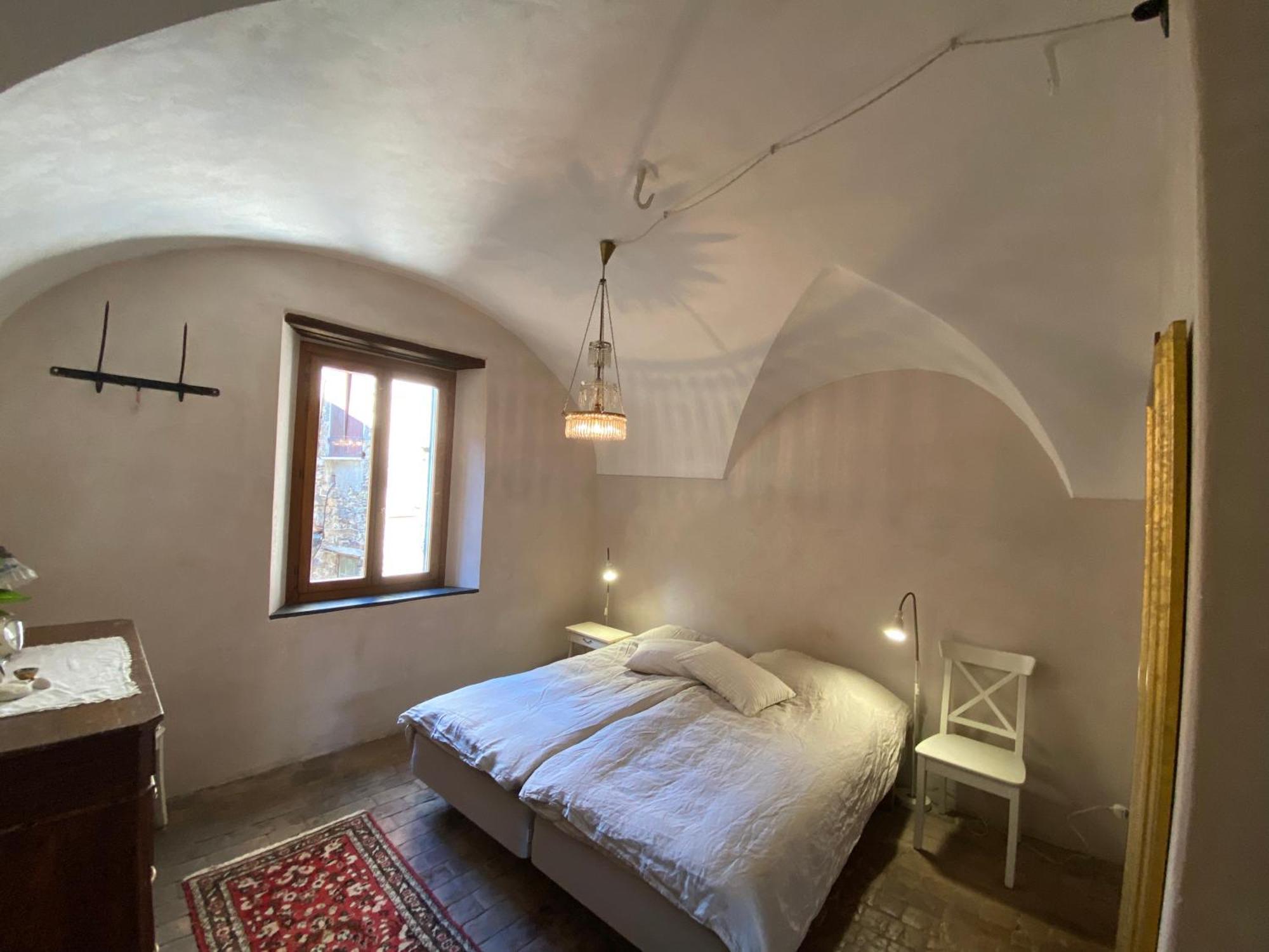 Iconic Italian Townhouse W Rooftop Terrace & Mountain View, Pigna Eksteriør billede