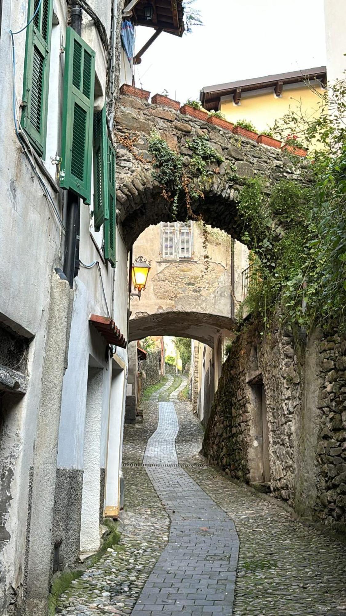 Iconic Italian Townhouse W Rooftop Terrace & Mountain View, Pigna Eksteriør billede